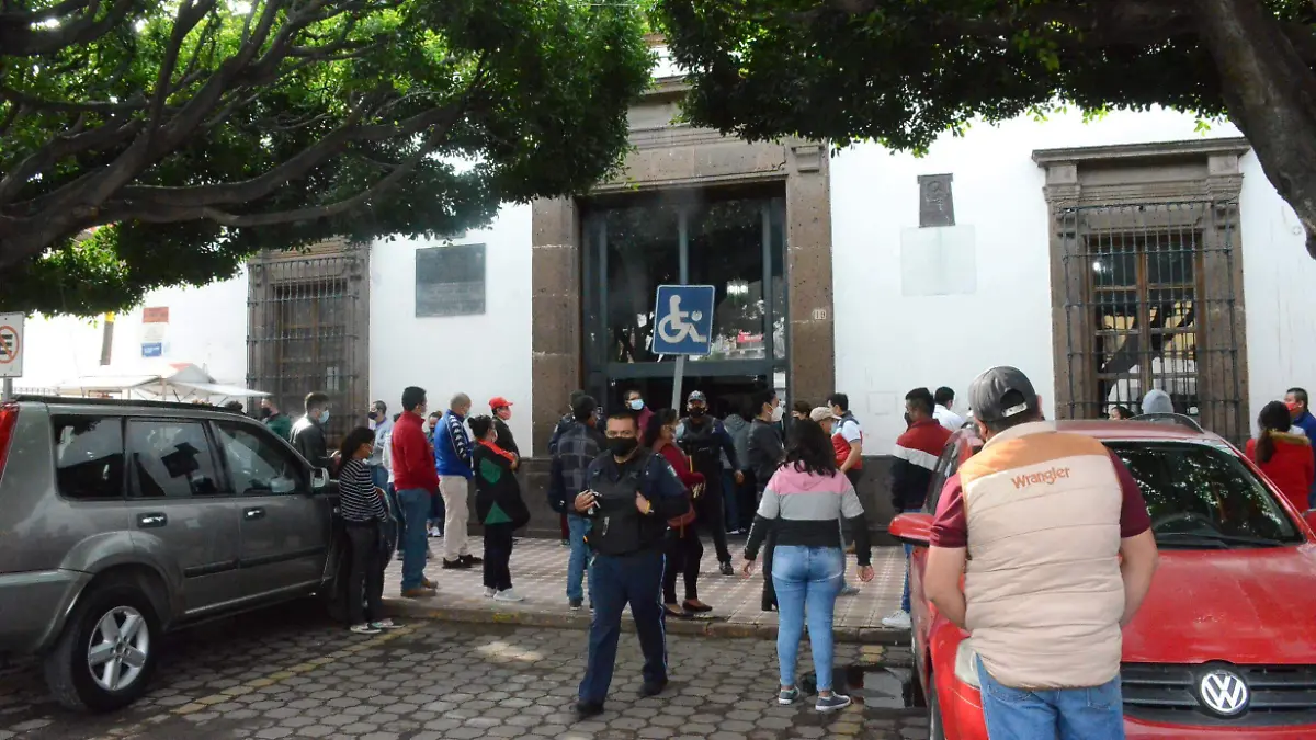 07 DIC SORPRENDEN A CAJERO