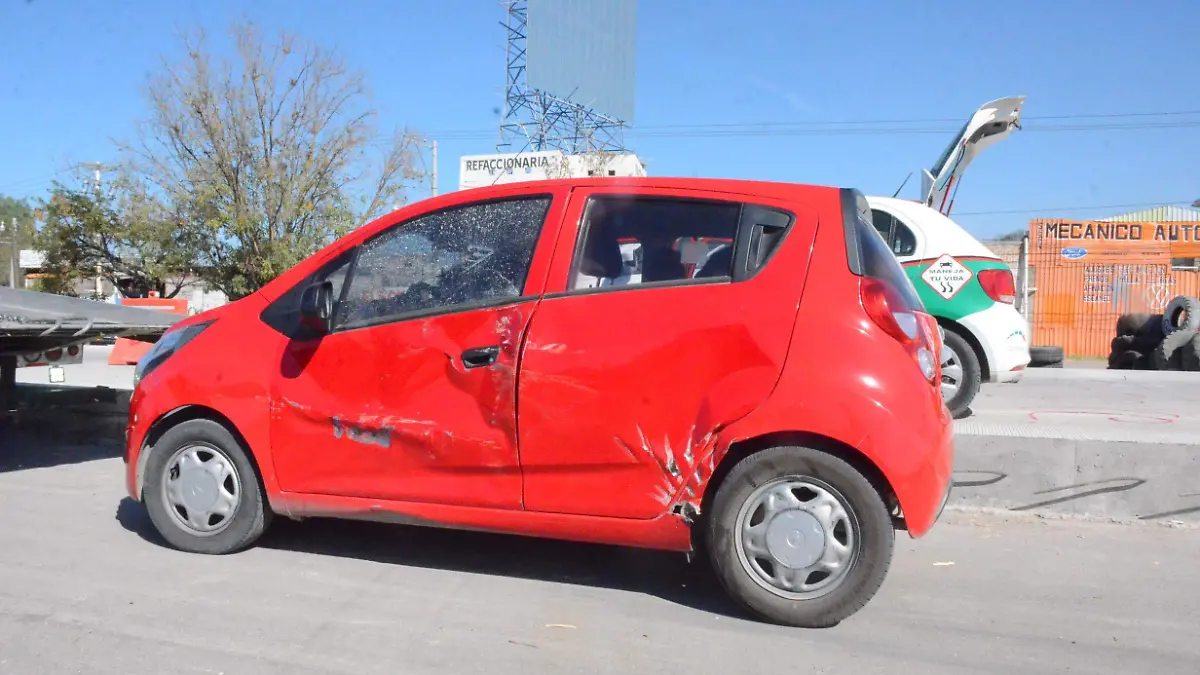 El costado del auto Spark qued_ con serias aver_as en su costado.  Luis Lu_vanos.
