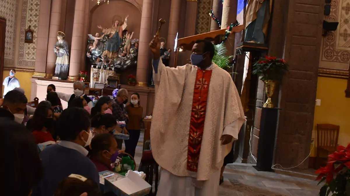 SJR El padre Solomon dando la bendicion