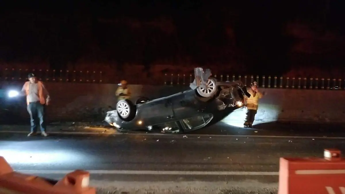10 OCT AUTO VOLCO A LA ALTURA DEL