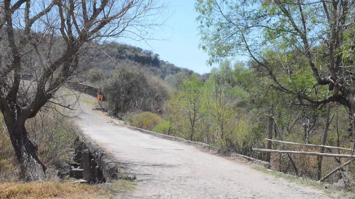 A_n no hay permisos federales para construir el puente en La Magdalena.  Foto Luis Lu_vanos  El Sol de San Juan del R_o.