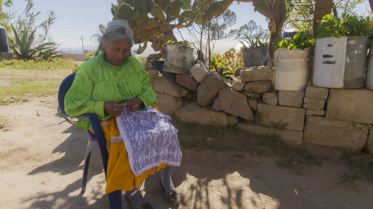 Realiza bordados icónicos de la zona indígena. Foto César Ortiz. El Sol de San Juan del Río.
