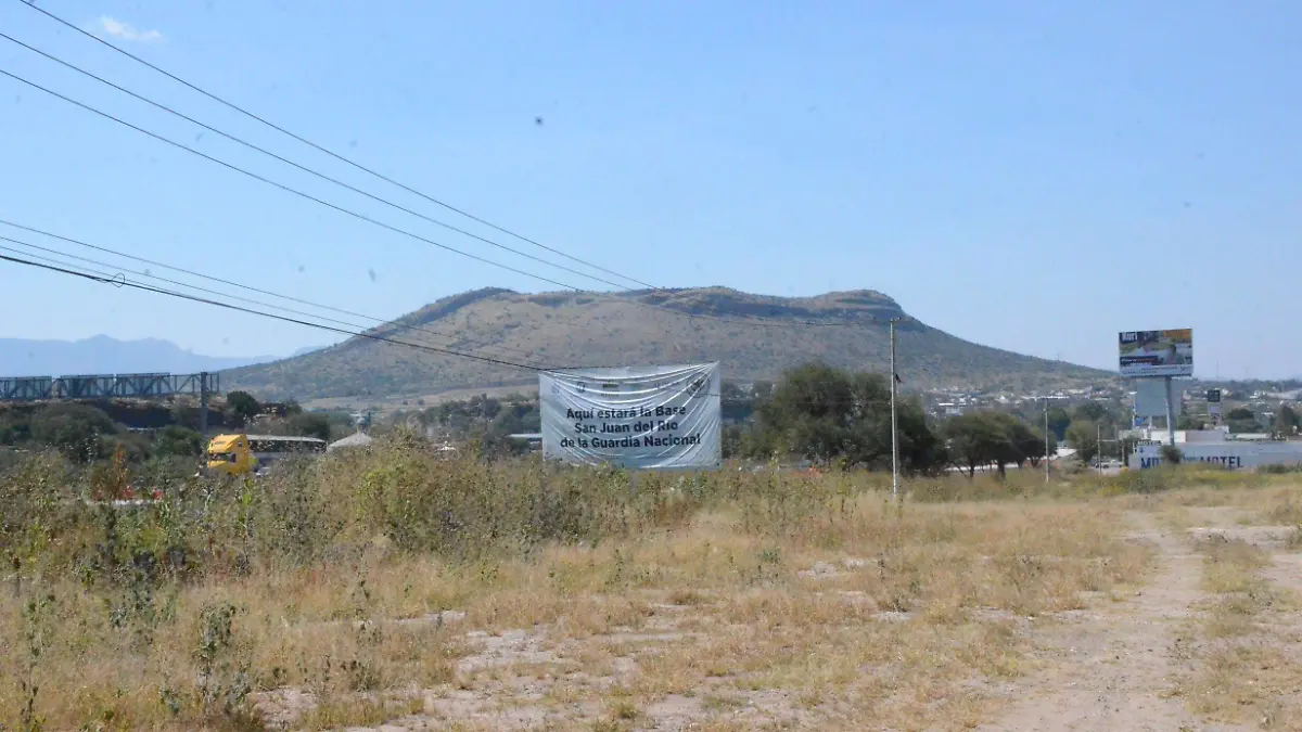 Por iniciarse la construcción de la barda para la base de la Guardia Nacional.  Luis Luévanos  El Sol de San Juan del Río.