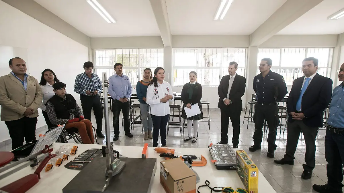 Recorrieron las instalaciones del plantel y de la remodelada aula. Foto Cortesía Gobierno Municipal.