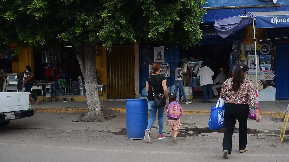 El incremento al predial y a trámites para refrendar licencias para comercio, laceran economía de escobedenses. Foto César Ortiz