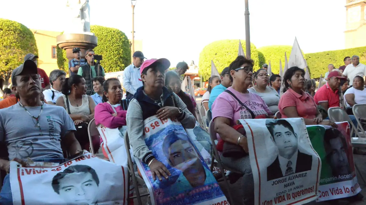 Padres y madres de normalistas desaparecidos de Ayotzinapa estuvieron en San Juan del Río.  Foto Luis Luévanos  El Sol de San Juan del Río.
