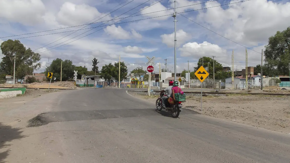 En el cruce del tren de la comunidad de La Valla se instalaron topes.  Foto César Ortiz.