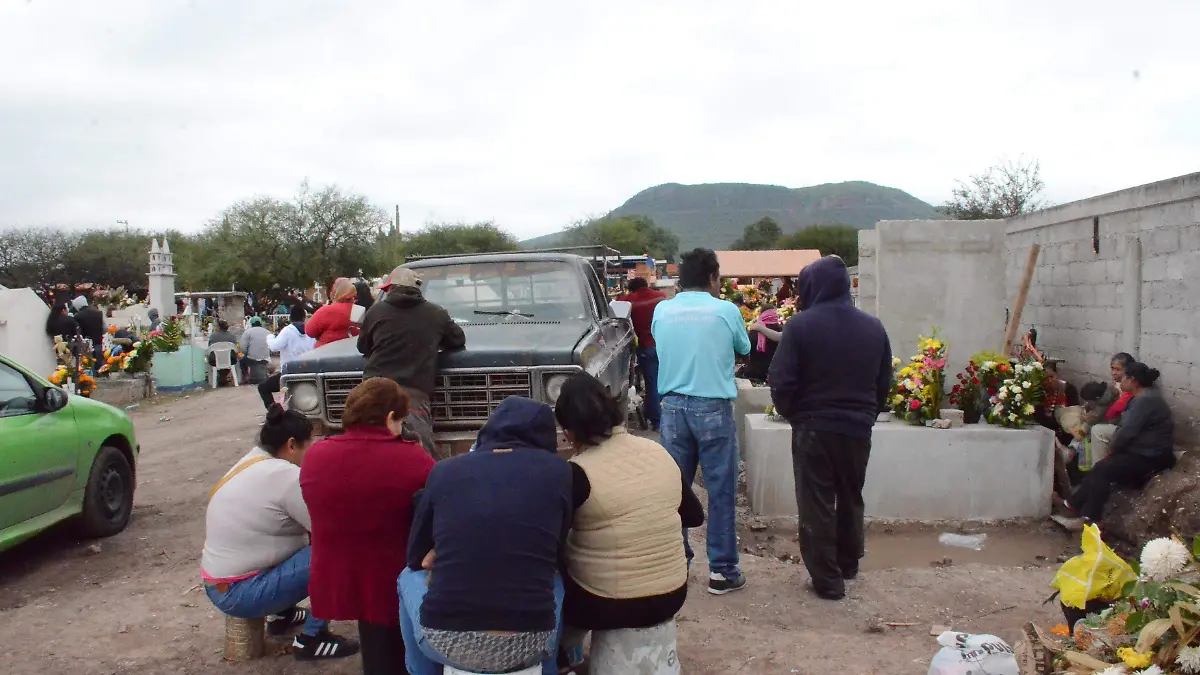 Familiares rodearon las tumbas de los recién fallecidos.  Foto Luis Luévanos.
