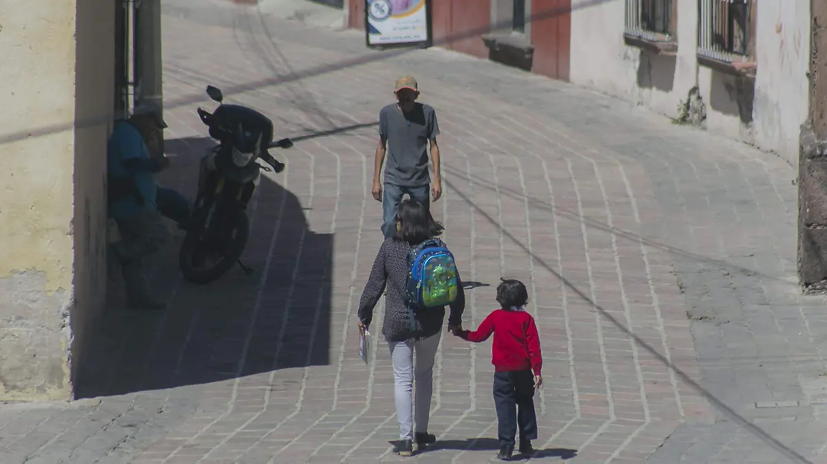 Procuradora señala que el cuidado de los niños es responsabilidad de todos.  Foto César Ortiz  El Sol de San Juan del Río.