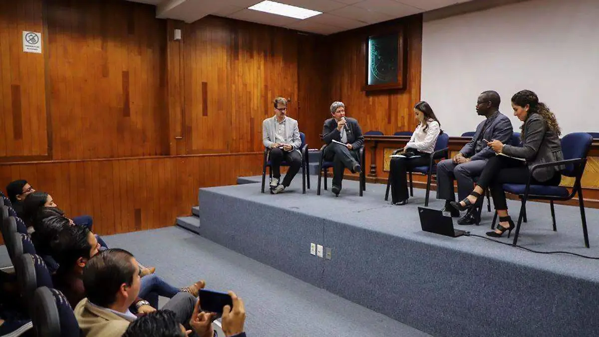 Alumnos de FCA acudieron a la ponencia. Foto Cortesía UAQ.