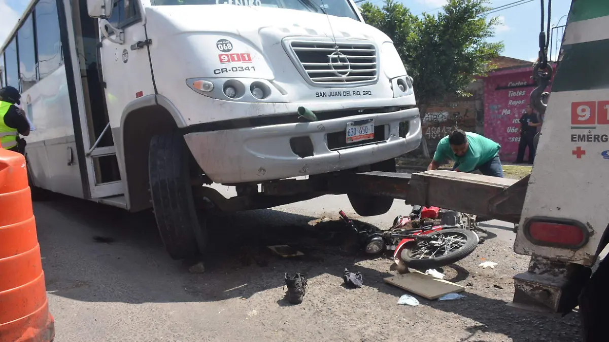 19 SEPT. Motociclista y moto quedaron bajo el