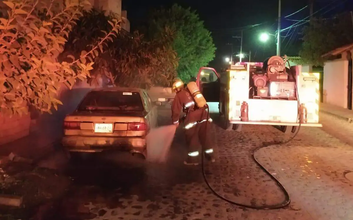 06 AGO UN AUTO SE ESTABA QUEMANDO EN