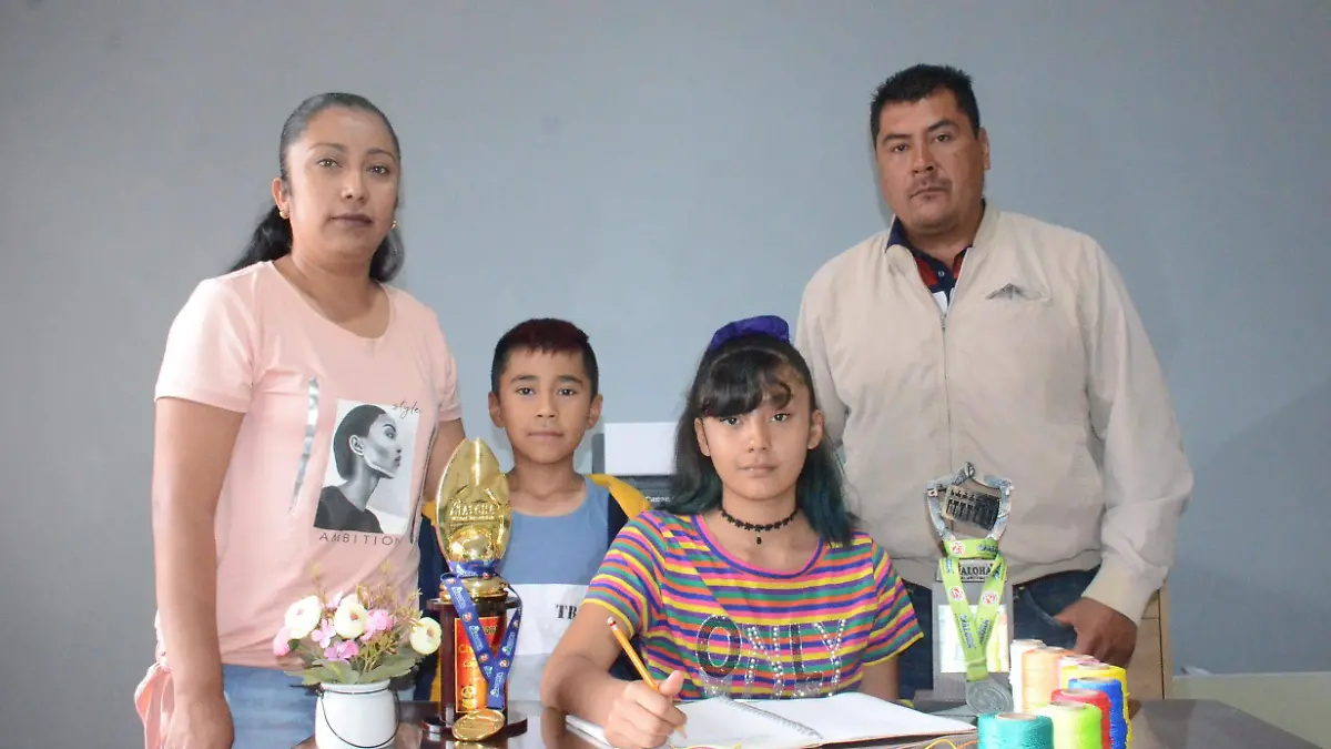 Con el respaldo de sus padres y hermano, Tania Rodeo Hern_ndez logro ser campeona