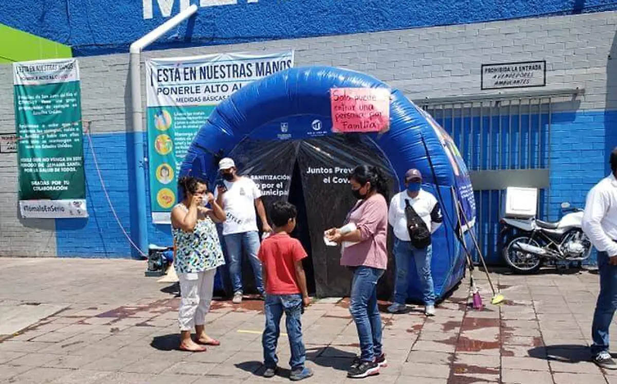 Poco a poco la gente se ha familiarizado con las medidas de higiene.Cortes_a Mercado Ju_rez.