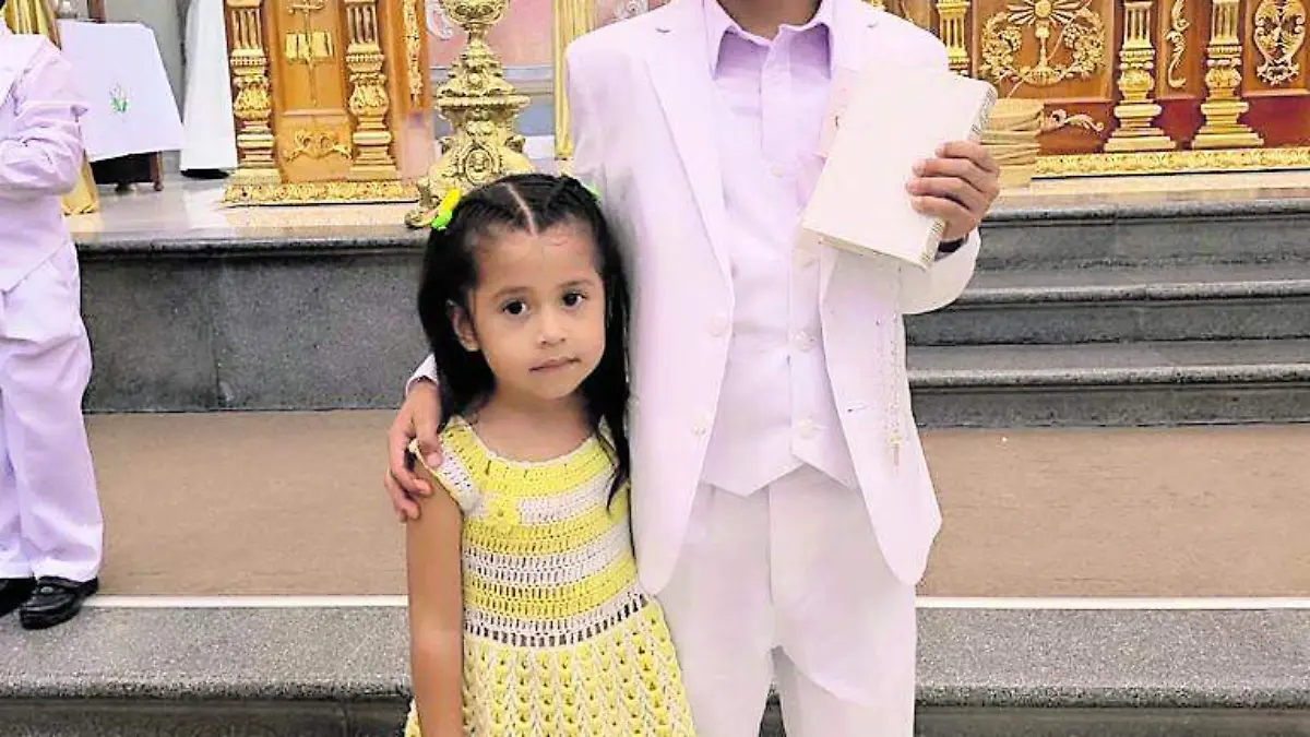 SJR Jonathan con su hermana_CMYK