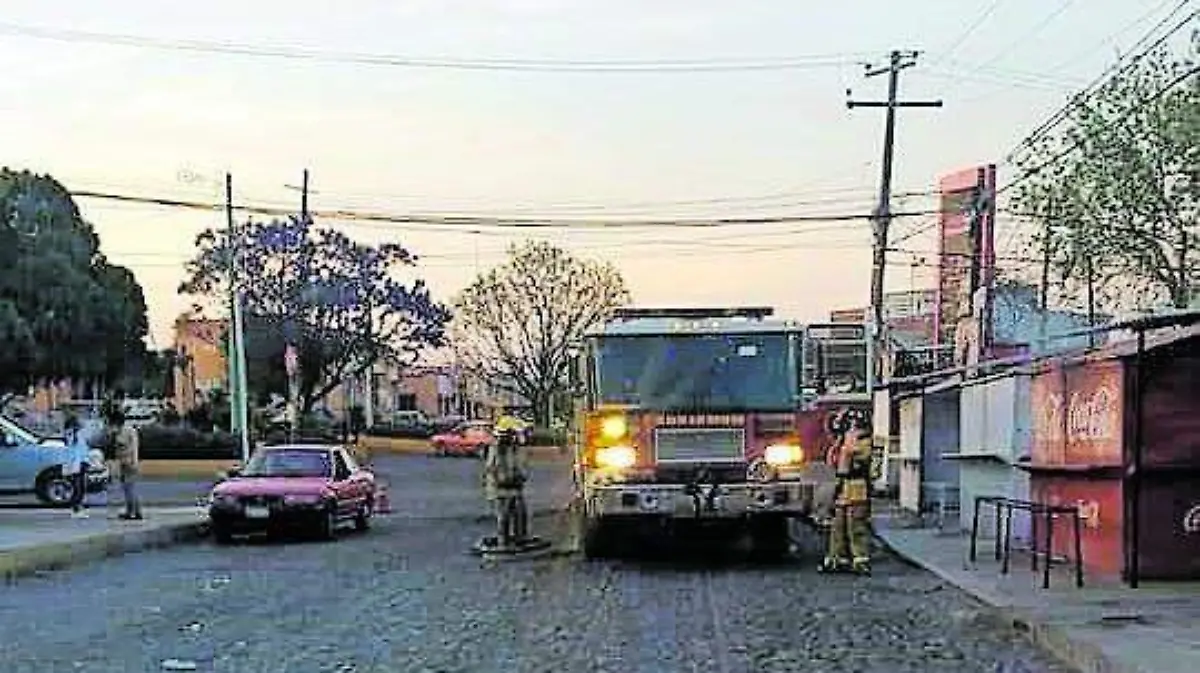 25 MAR BOMBEROSTRABAJARON EN LA ZONA_CMYK