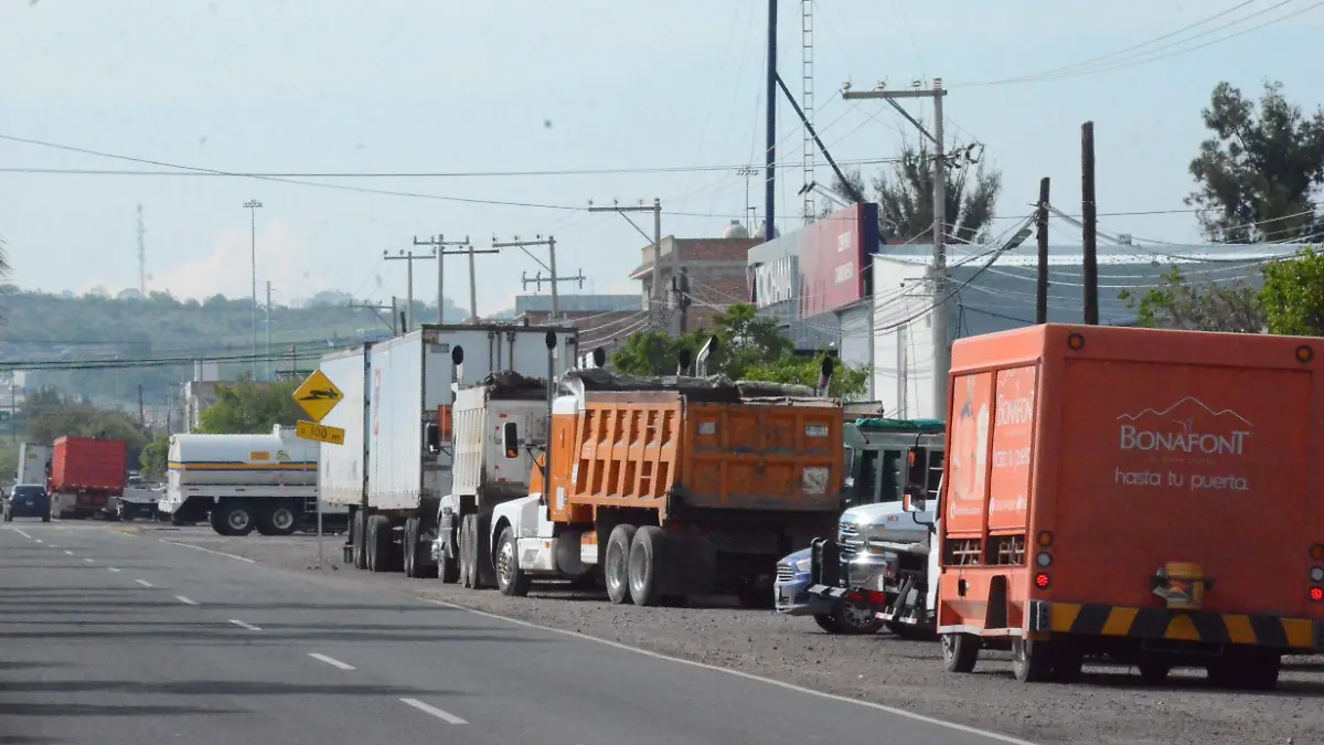 Fortalecen medidas sanitarias al interior del gremio transportista materialista.  Luis