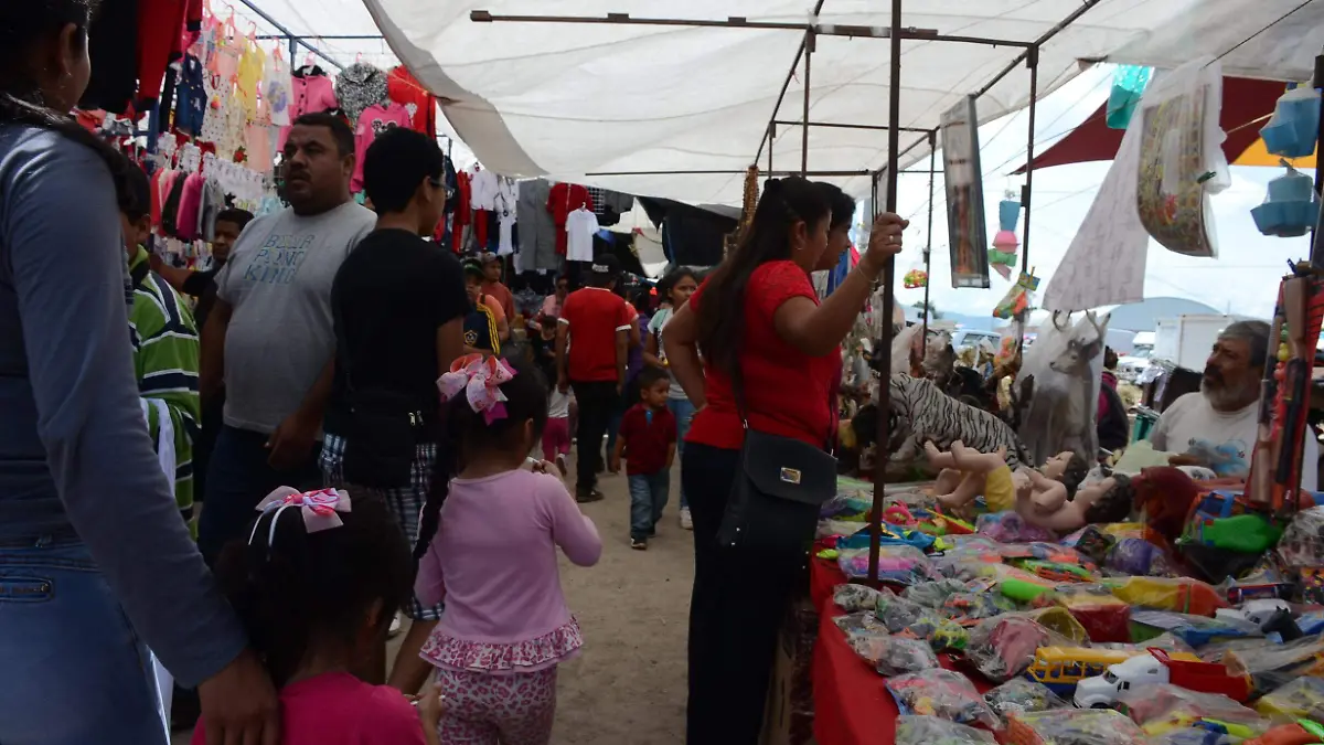 Cuando se hizo el cambio de espacio del tianguis, se delimitó un área para cada unión de comerciantes.  Foto Luis Luévanos.