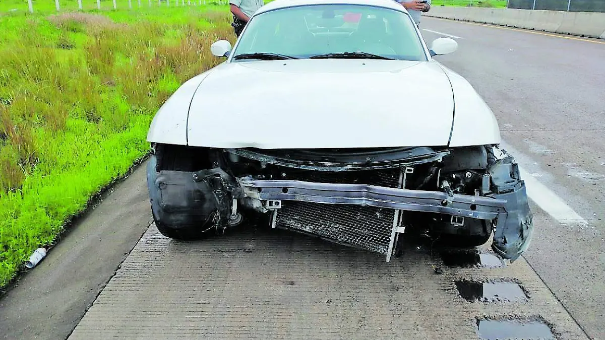 EL AUTO TERMINO CON_CMYK