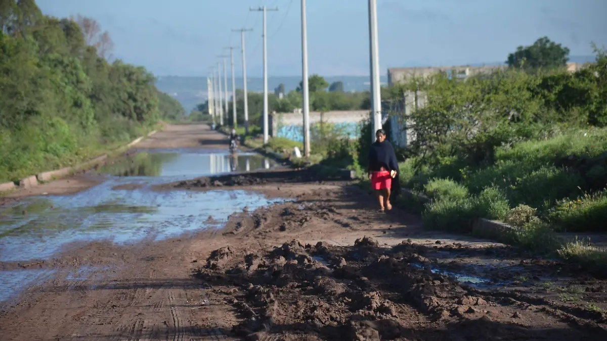El lodo prevalece por varios días haciendo peligroso el camino.