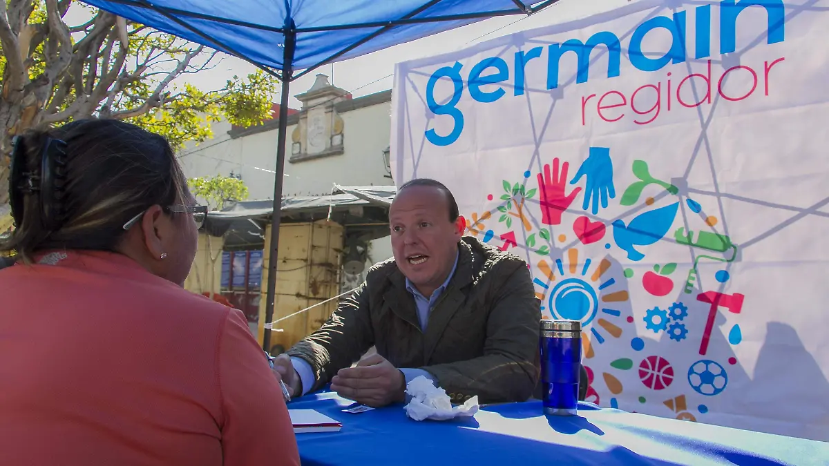 Ciudadanos gestionan apoyo con síndico municipal.  Foto César Ortiz  El Sol de San Juan del Río.