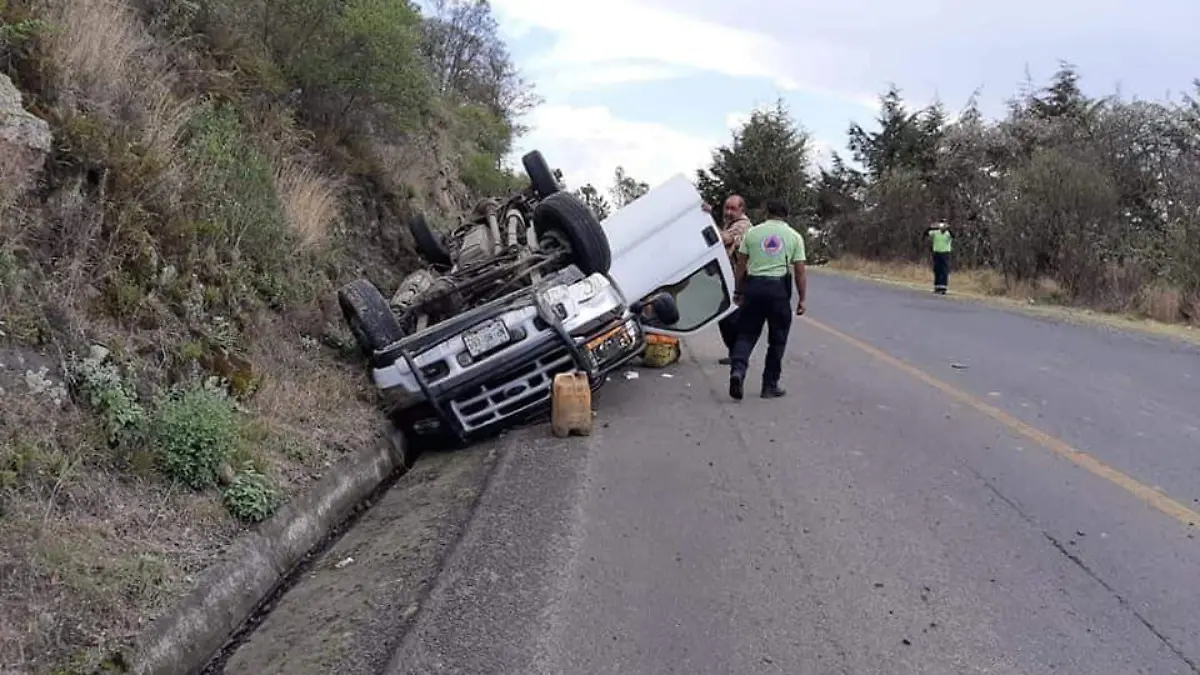 Con los neumáticos al aire quedó la unidad. Cortesía Bomberos Amealco.