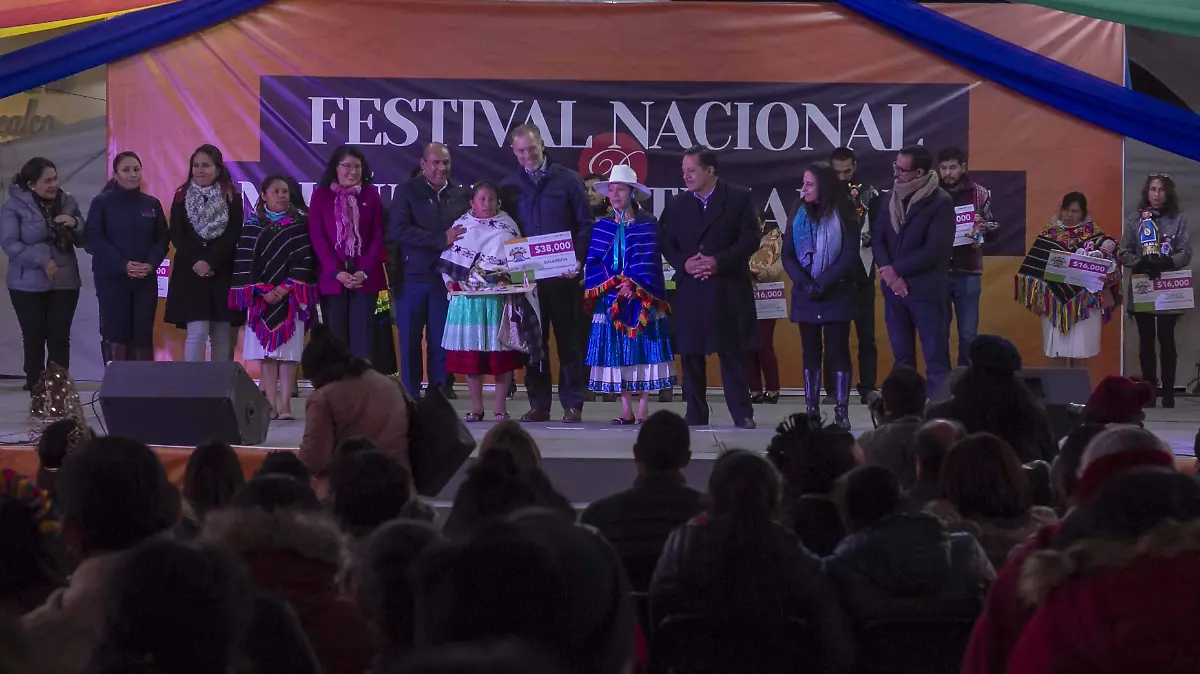 El galardón de la noche fue para Guillermina Cenodio Cruz, con la presentación de su muñeca con indumentaria mazahua.