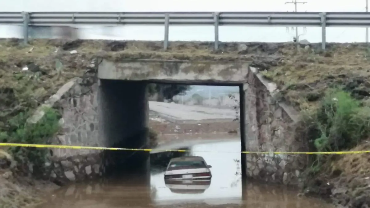 26 JUN EL AUTO ESTABA BAJO UN