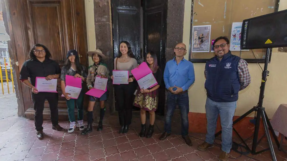 FOTO PRINCIPAL SJR Artistas participantes en la exposicion