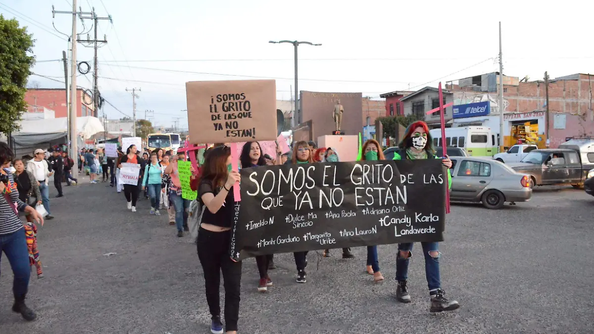 Protestan en contra de la violencia hacia la mujer.  Foto Luis Luévanos  El Sol de San Juan del Río.