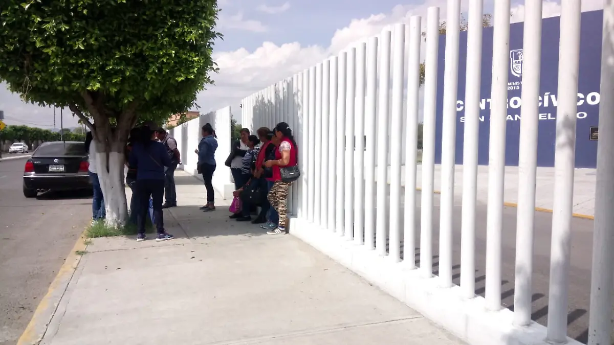 Habitantes de Santa Matilde se presentaron este miércoles en el Centro Cívico para informar los resultados de la contienda electoral. Foto Monsetrrat García