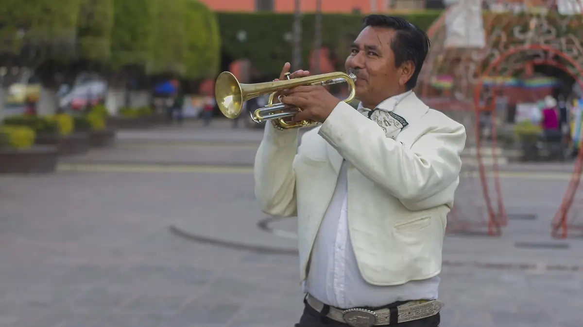 José Toribio Villegas, forma parte del mariachi San Juan. Foto César Ortiz. El Sol de San Juan Del Río.