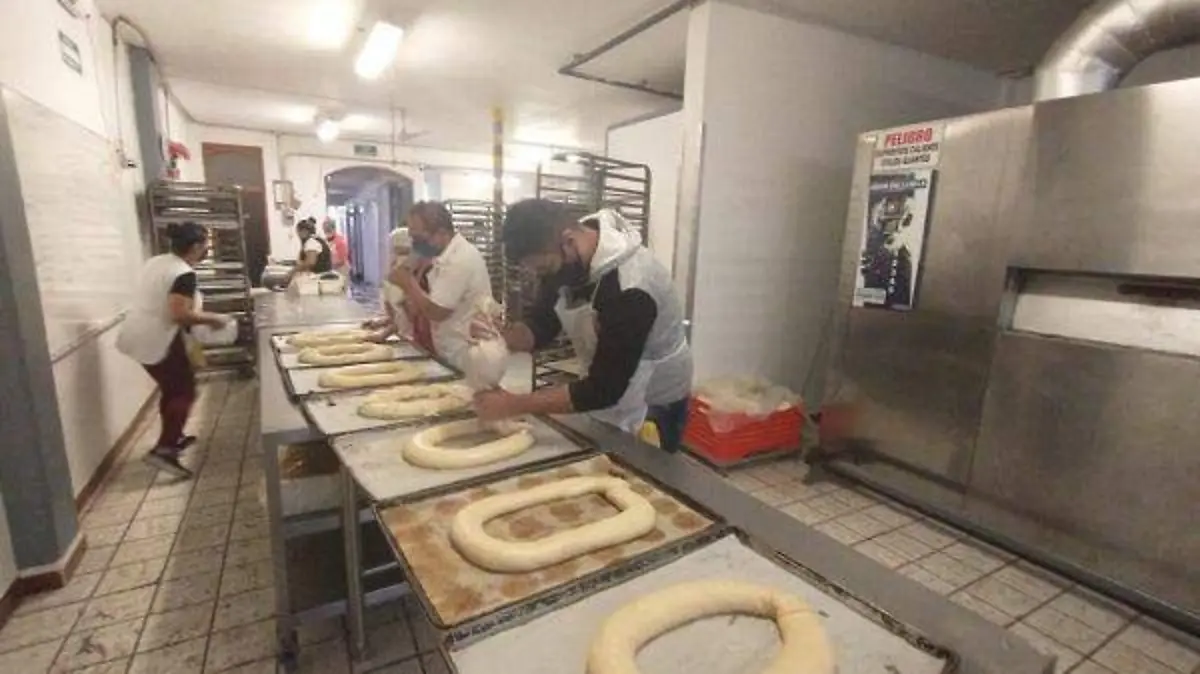 La preparación de roscas culminará hasta el próximo fin se semana.  Dolores Martínez.