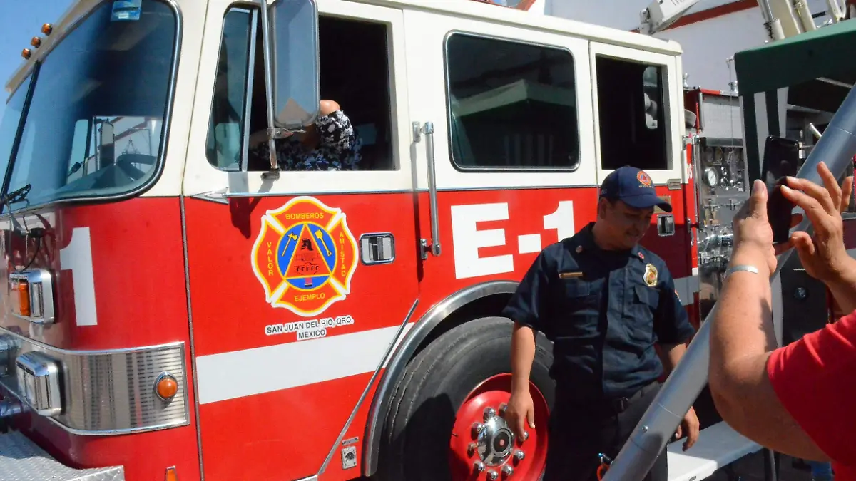 Bomberos buscan patrocinio de empresas para cubrir el pago del mantenimiento de unidades.  Foto Luis Luévanos. (2)