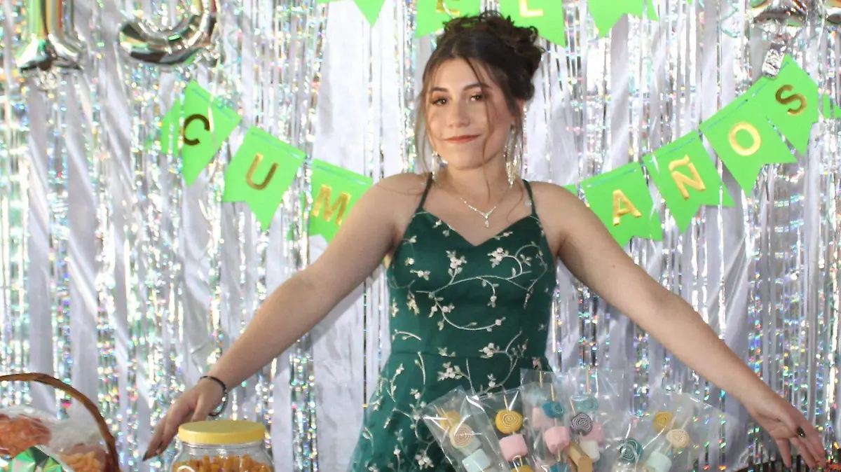 SJR La quinceañera en su mesa de postres