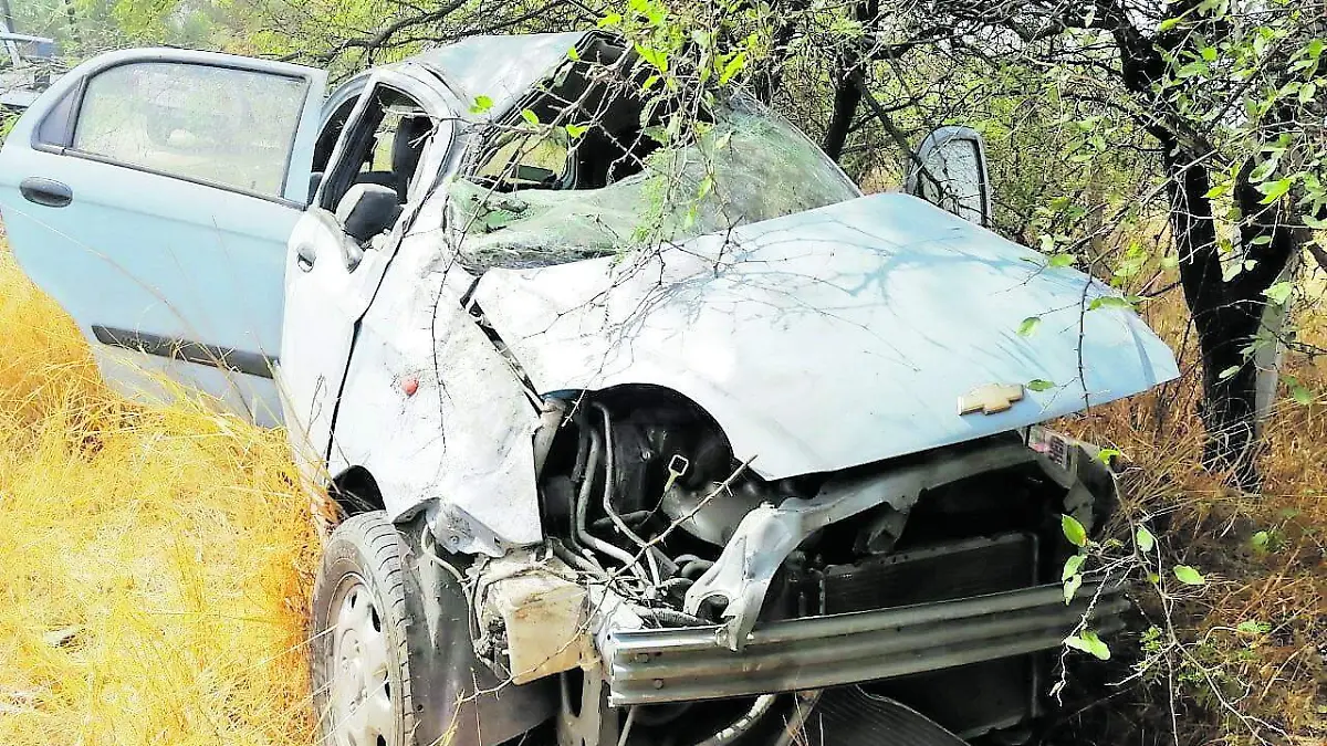 SJR 23 ENE CARRO DESPEDAZADO