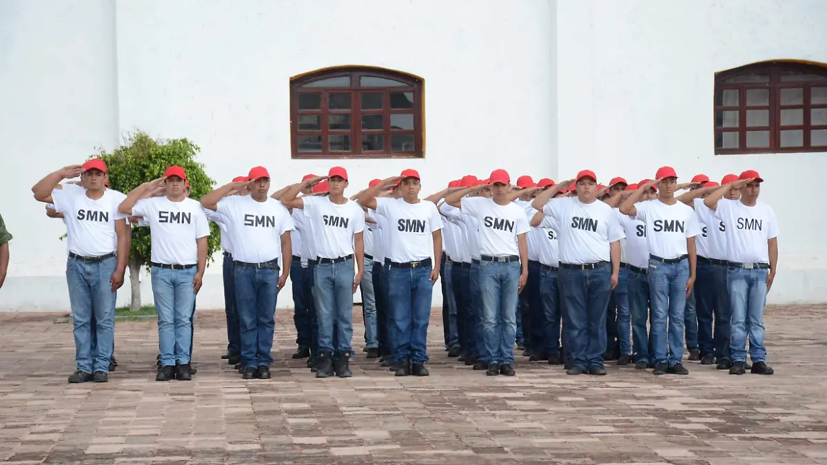 Tomaron protesta de bandera 378 jóvenes del SMN y cinco mujeres voluntarias.