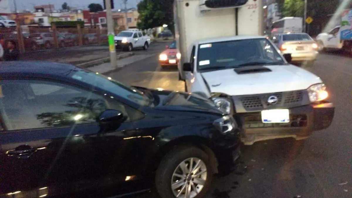 24 ABRIL. Camioneta y