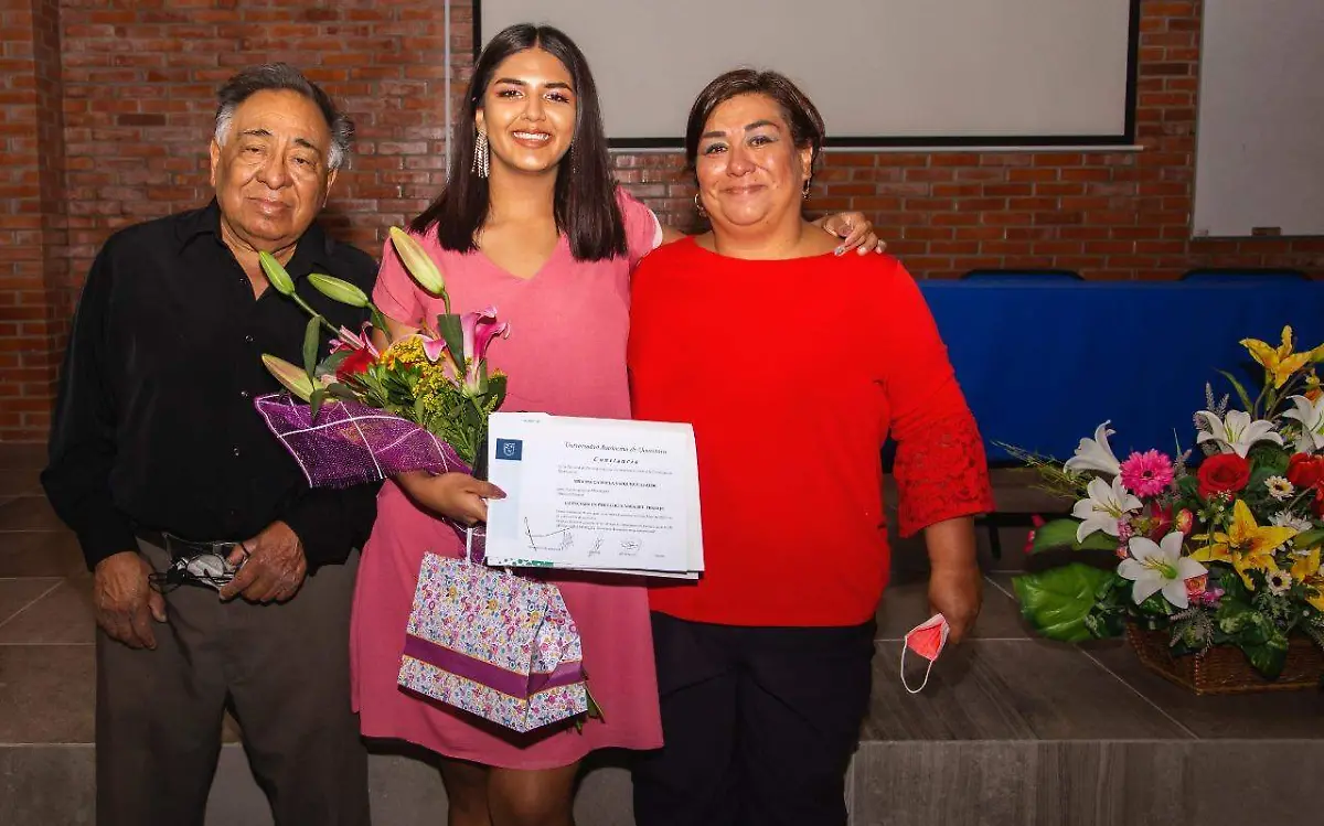 FOTO PRINCIPAL SJR Con su abuelito y su mamá