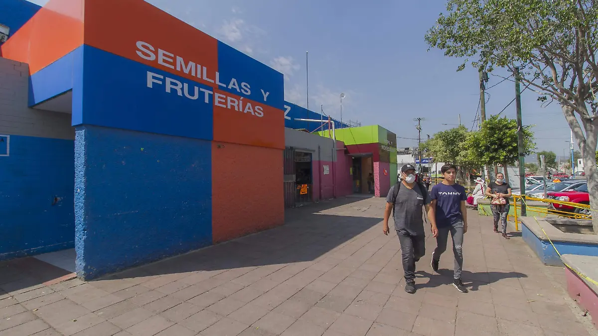Comerciantes ayudan en los filtros de ingreso. Archivo.  El Sol de San Juan del Río.