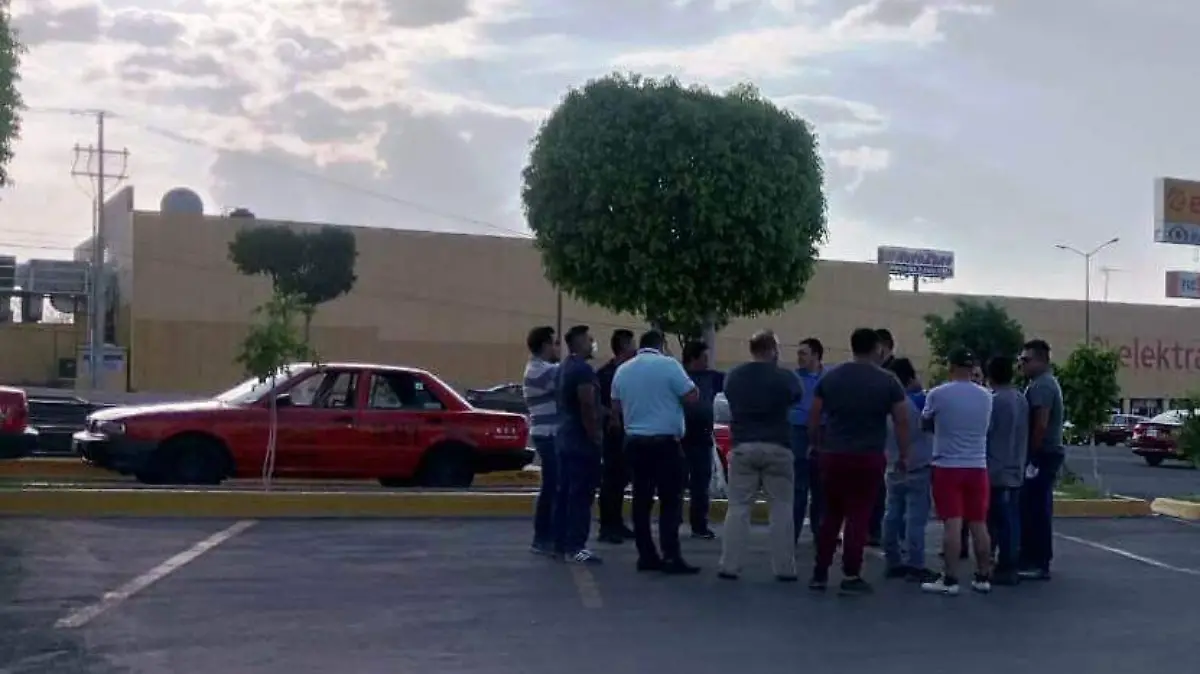 Conductores de plataforma digital acusan de hostigamiento a taxis naranjas.  Foto Monsetrrat García  El Sol de San Juan del Río.