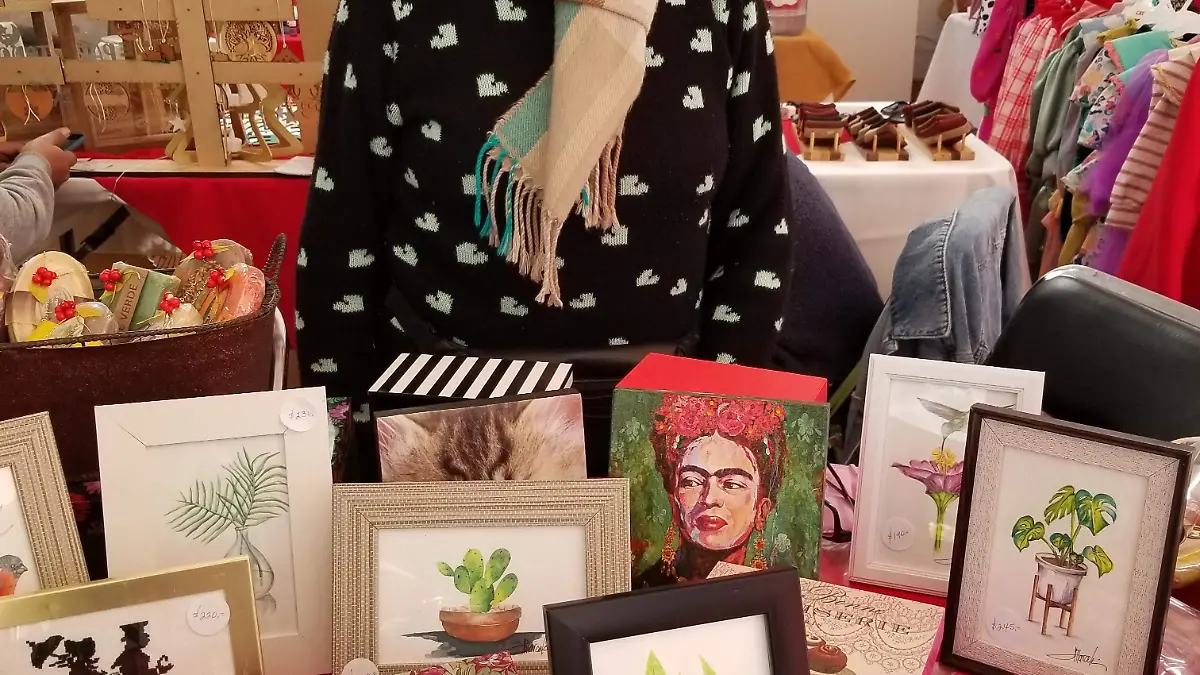 SJR Marcela Bonilla ofreciendo su arte en bazares