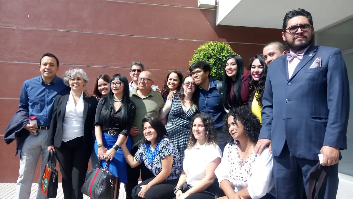 Al final de la audiencia, Dafne estuvo acompañada de todas las personas que la apoyaron durante el proceso legal. Foto Monsetrrat García