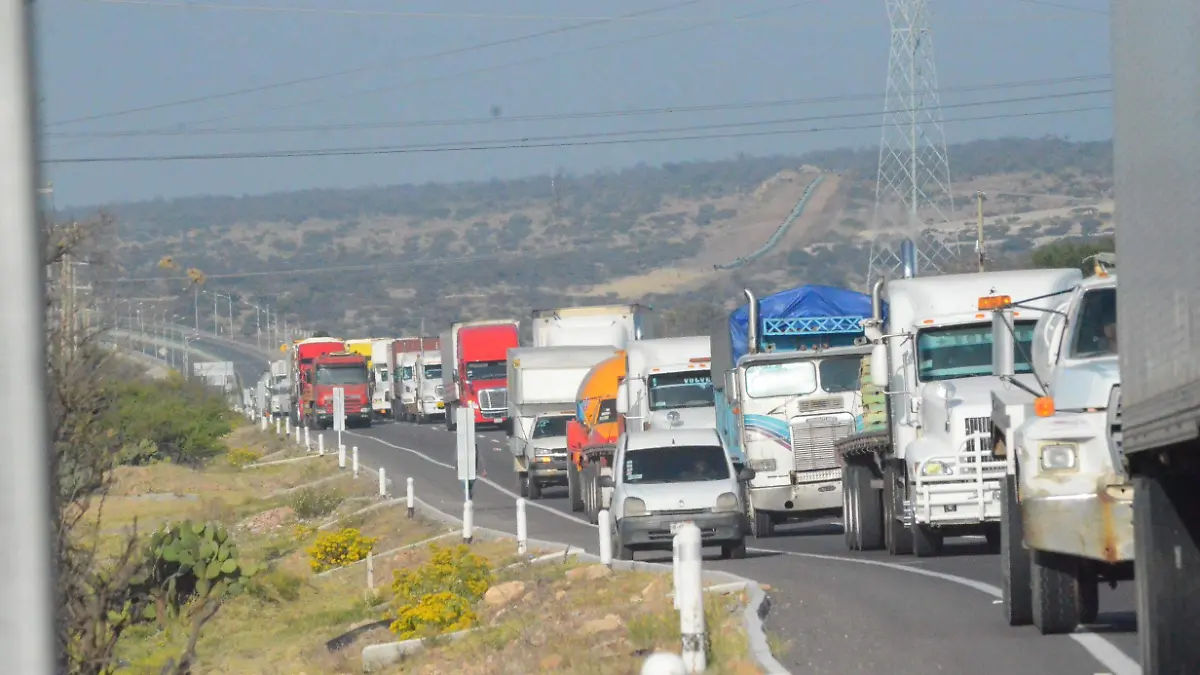 Integrantes del transporte público de carga pesada decidieron suspender fletes al estado de