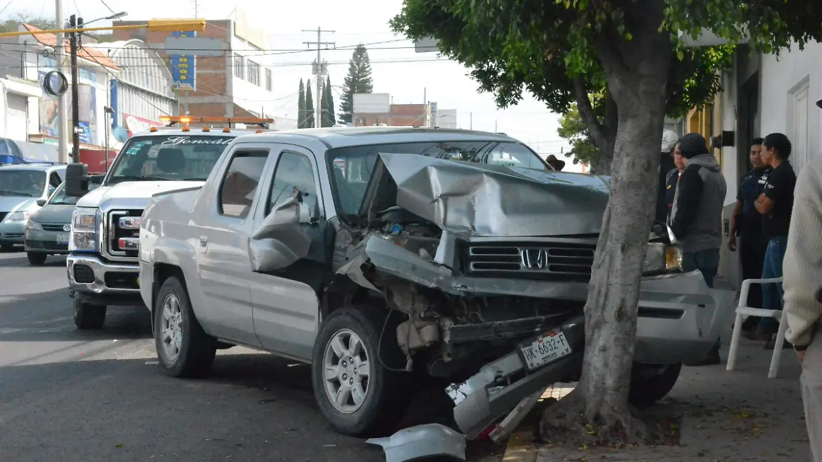29 DIC. CONTRA UN ARBOL