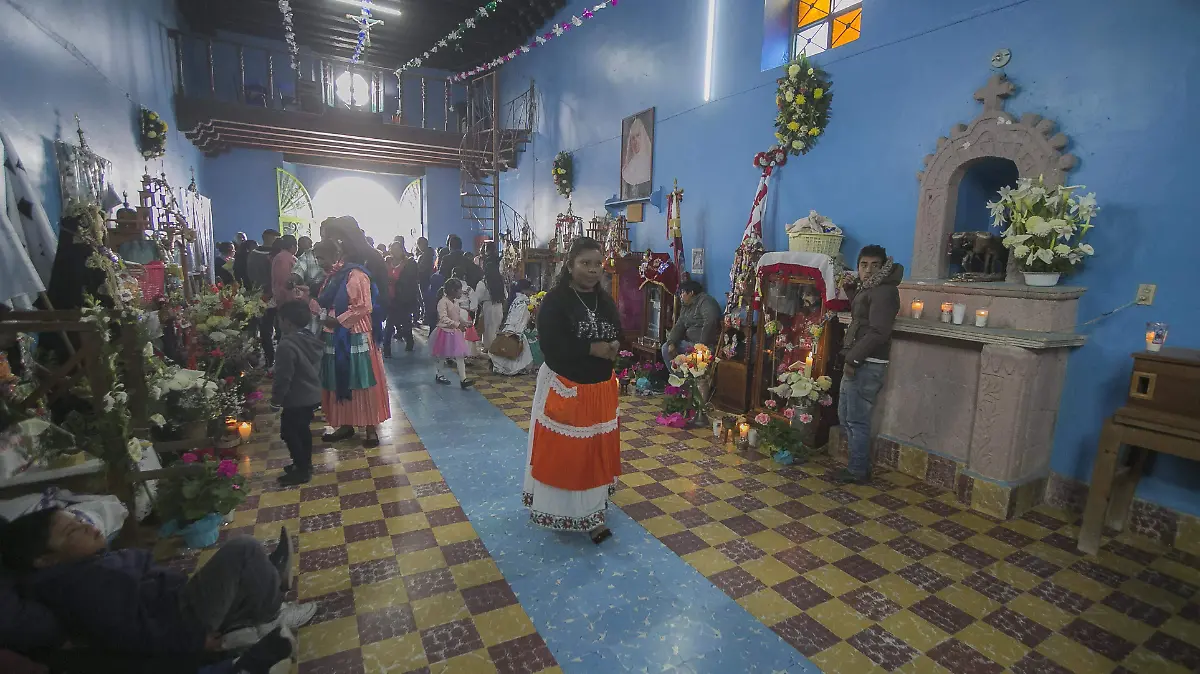 Piden favores para mejorar en cuestiones de salud. Foto César Ortiz. El Sol de San Juan del Río.