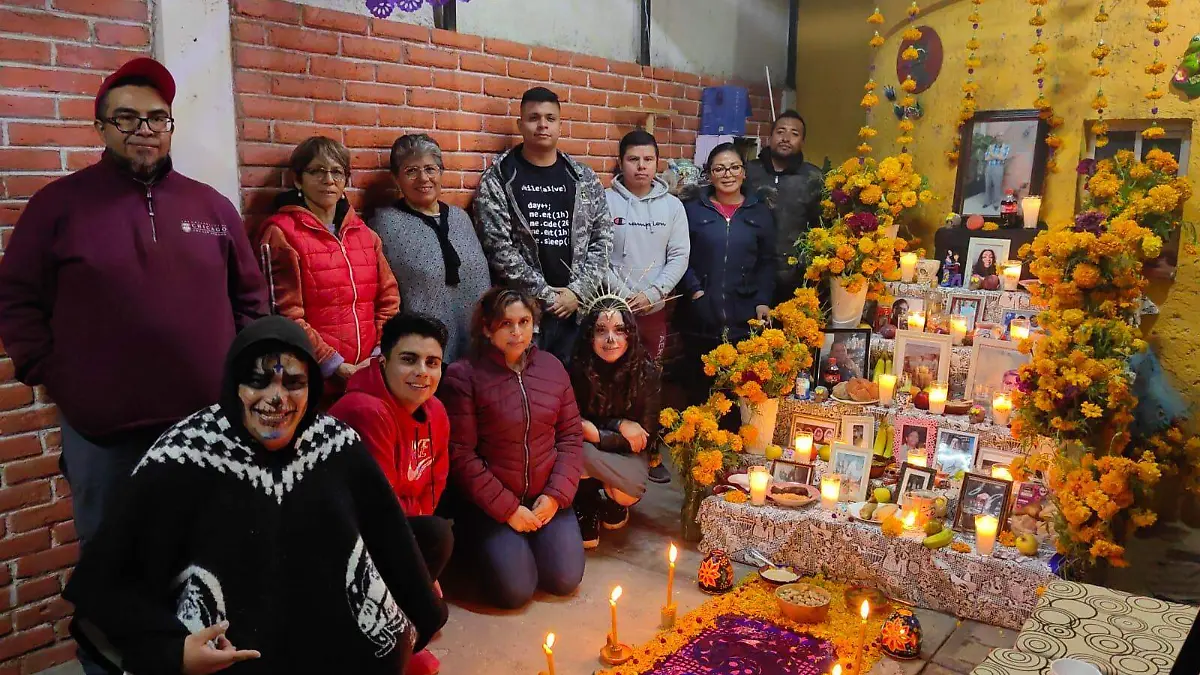 FOTO PRINCIPAL SJR Tres generaciones juntas colocan la ofrenda