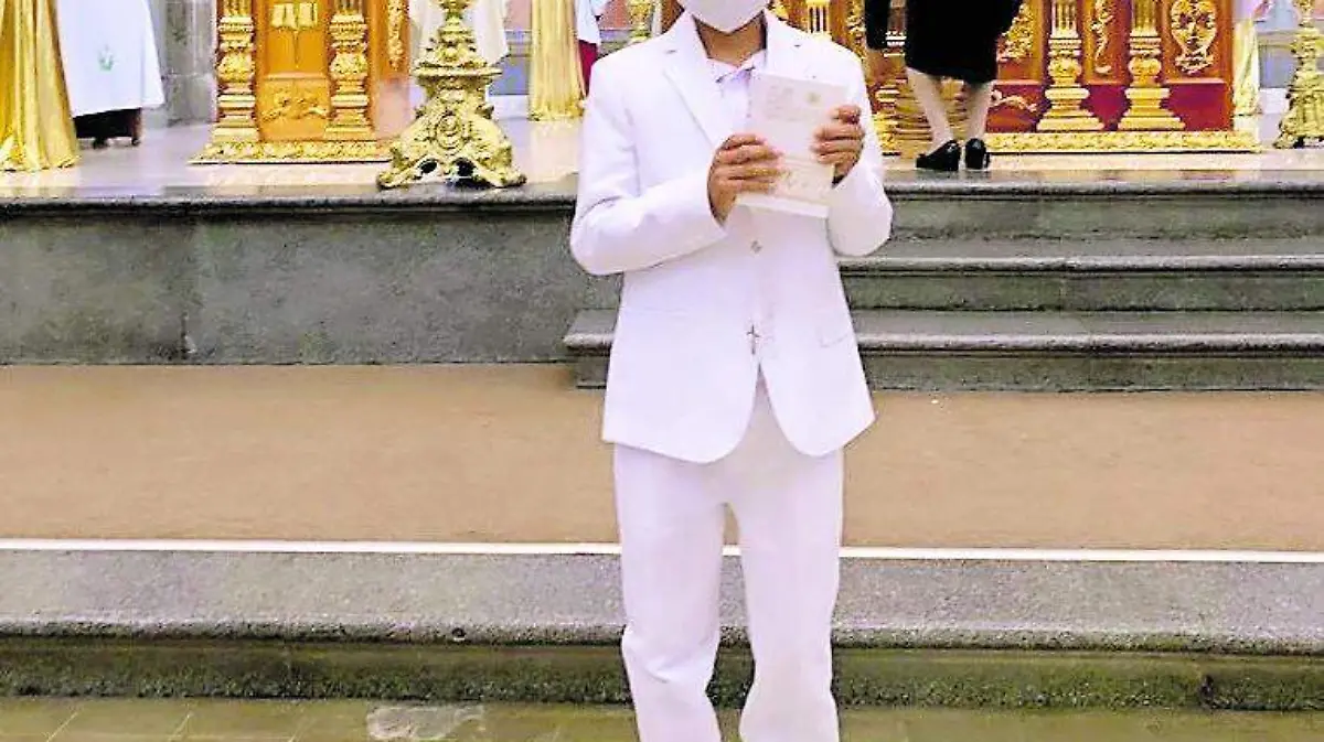 SJR Jonathan mostrando su biblia_CMYK