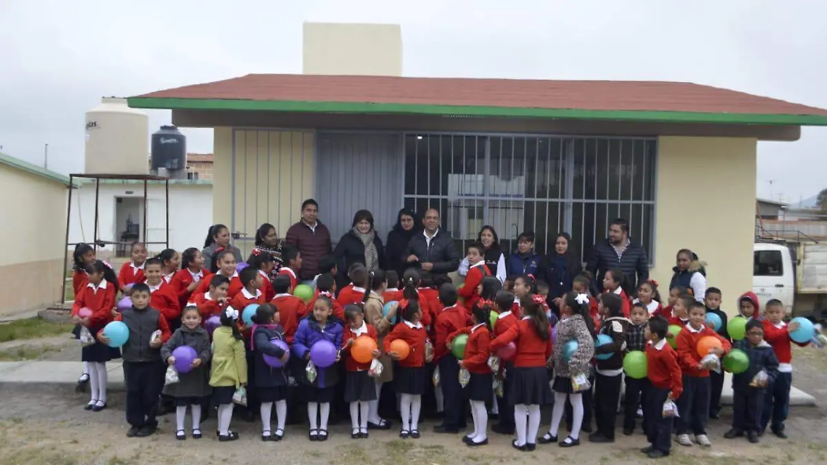 El alcalde refrendó su compromiso con la educación en Amealco de Bonfil.