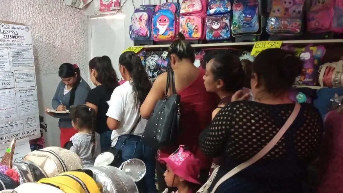 Los beneficiarios siguen acudiendo al establecimiento, éste sábado no hubo representantes de Liconsa.  Foto Luis Luévanos  El Sol de San Juan del Río.